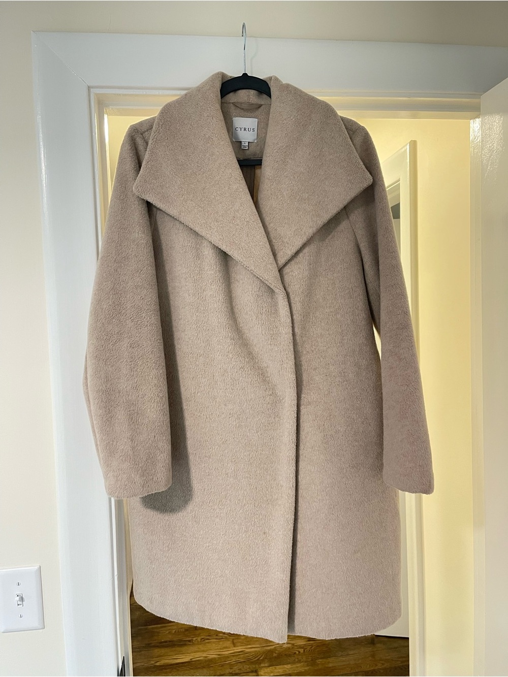 Cyrus women’s light beige coat size Large